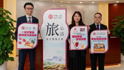 中銀人壽深化業務聯動，聯動中銀香港及中銀集團保險，締造一站式無憂跨境支付體驗及保障。（左至右）中銀人壽市場及產品發展總監魏志煒、中銀信用卡（國際）副總經理陳碧蓮、中銀集團保險數字化拓展部總經理容志豪。